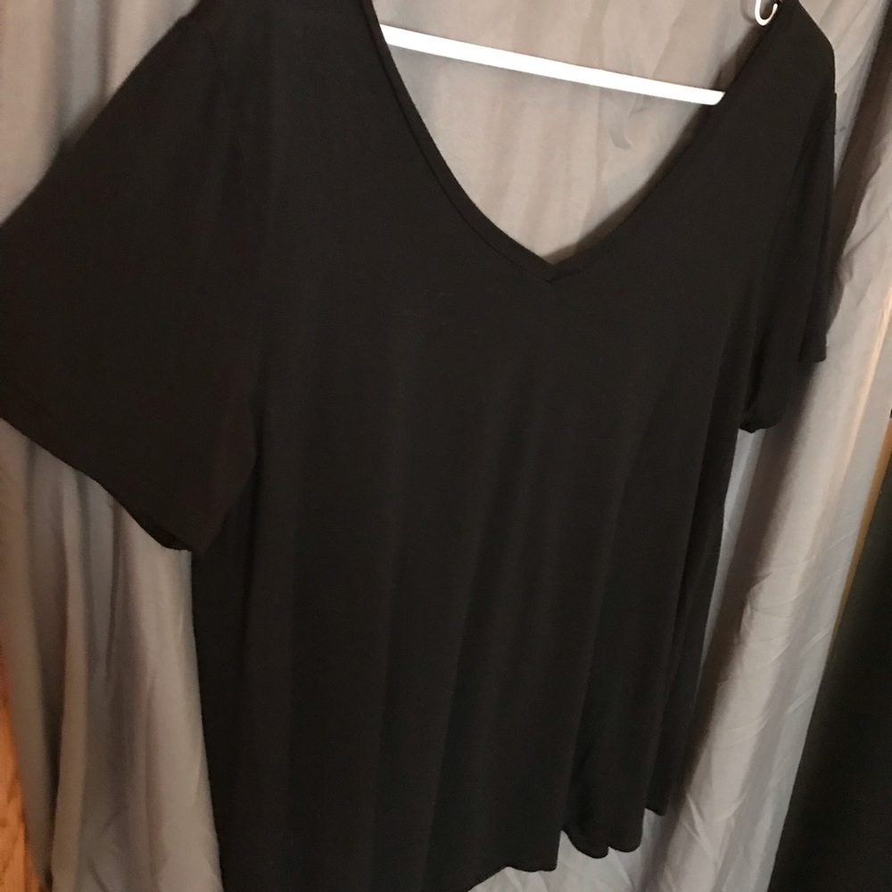 🖤Black SO V-neck shirt🖤